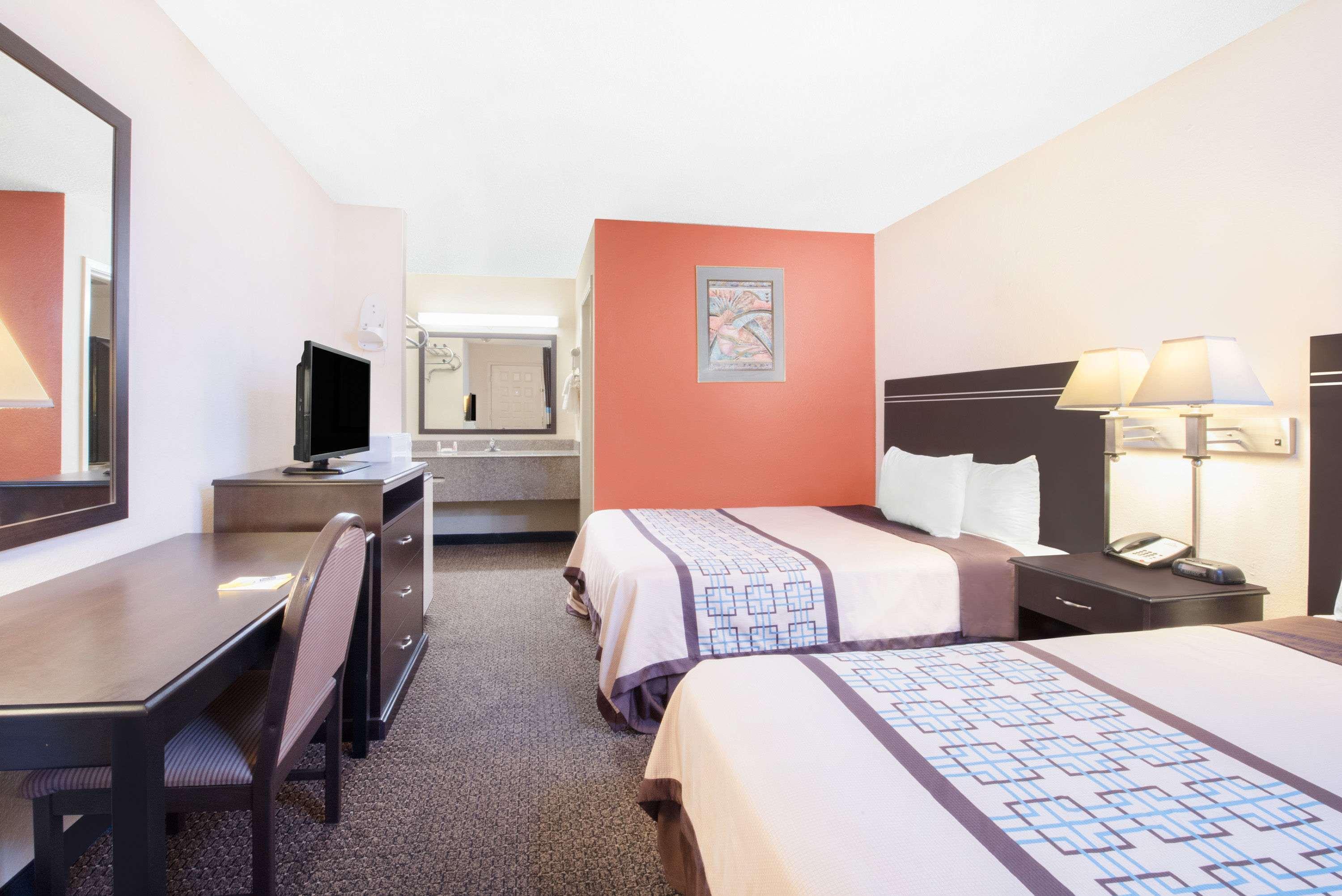 Days Inn By Wyndham Hobbs Exteriör bild